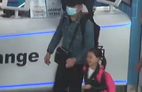 劉德華全家出遊,女兒粘著爸爸笑的超開心,朱麗倩卻全程沒人搭理