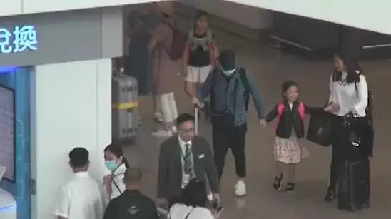 劉德華全家出遊,女兒粘著爸爸笑的超開心,朱麗倩卻全程沒人搭理