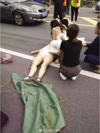 穿婚紗跪地救人 醫生被讚「最美新娘」