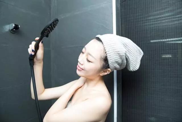 洗澡搓出來的「泥」是什麼?未必是身體髒!準確答案多數人都猜錯