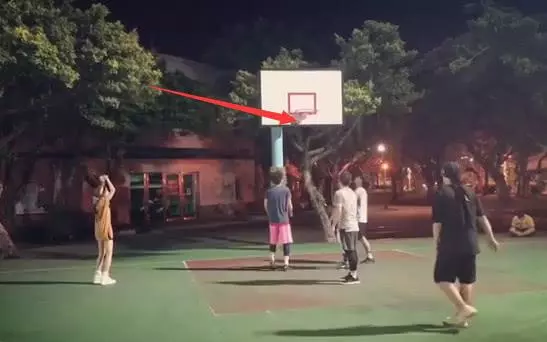 【天生一對~】周杰倫和昆凌組隊打籃球狂撒狗糧,夫妻倆默契程度滿分!