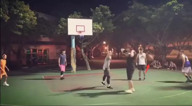 【天生一對~】周杰倫和昆凌組隊打籃球狂撒狗糧,夫妻倆默契程度滿分!