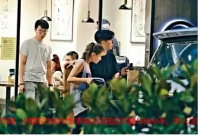 賭王千金和成龍太子談情?家庭出身很相配,何超蓮回應:當哥哥!