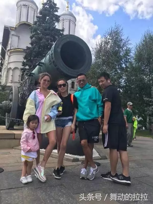 娛樂大亨正室曬全家旅行照,與丈夫甜蜜合影,地位穩固