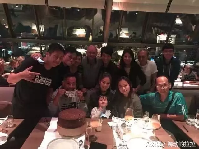 娛樂大亨正室曬全家旅行照,與丈夫甜蜜合影,地位穩固