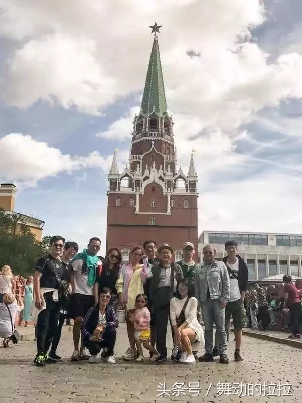 娛樂大亨正室曬全家旅行照,與丈夫甜蜜合影,地位穩固