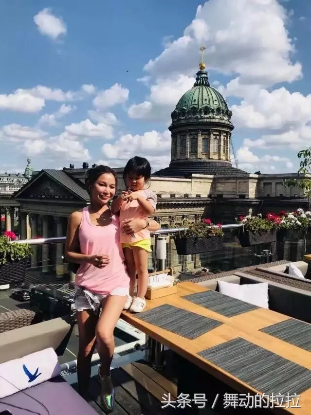 娛樂大亨正室曬全家旅行照,與丈夫甜蜜合影,地位穩固