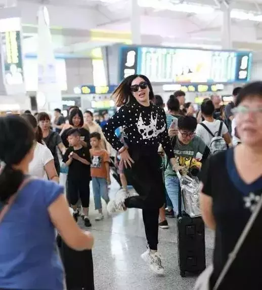 阿嬌這婚後發福也太嚴重了吧,愛情真是貨真價實的催肥藥……