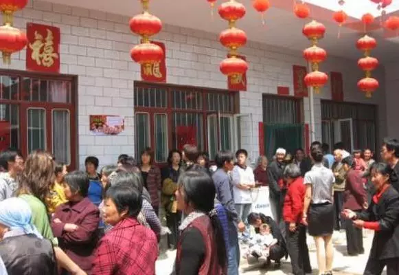 弟弟娶了個漂亮弟媳,婚禮上弟媳一直給我敬酒,瞥見她的手我報警了