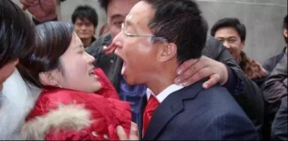 弟弟娶了個漂亮弟媳,婚禮上弟媳一直給我敬酒,瞥見她的手我報警了