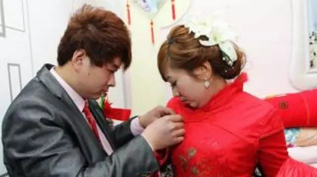 弟弟娶了個漂亮弟媳,婚禮上弟媳一直給我敬酒,瞥見她的手我報警了