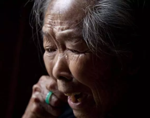 丈夫去世,妻子帶著3歲兒子逛商場,兒子用手指一人大喊爸爸!