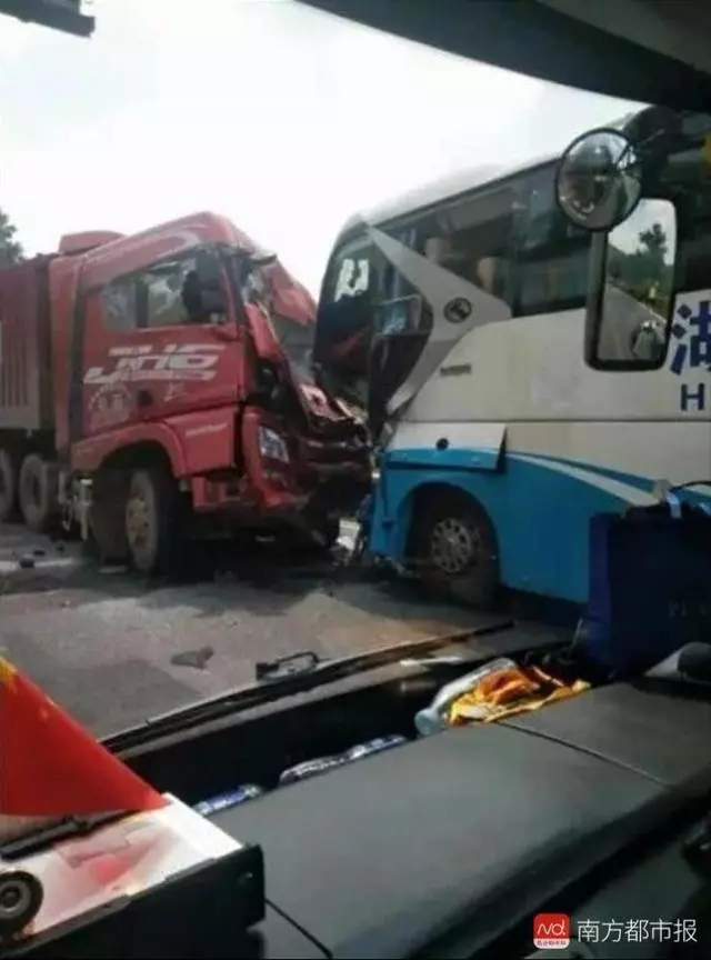 大巴司機遇車禍,犧牲自己救了38名乘客!為免翻車放棄避讓逃生機會