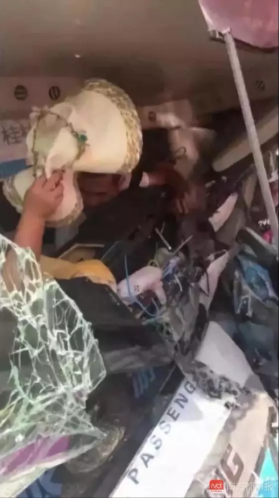 大巴司機遇車禍,犧牲自己救了38名乘客!為免翻車放棄避讓逃生機會