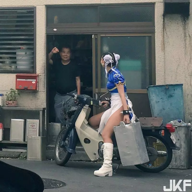 中華料理店驚見「春麗外送員」!端菜上桌!