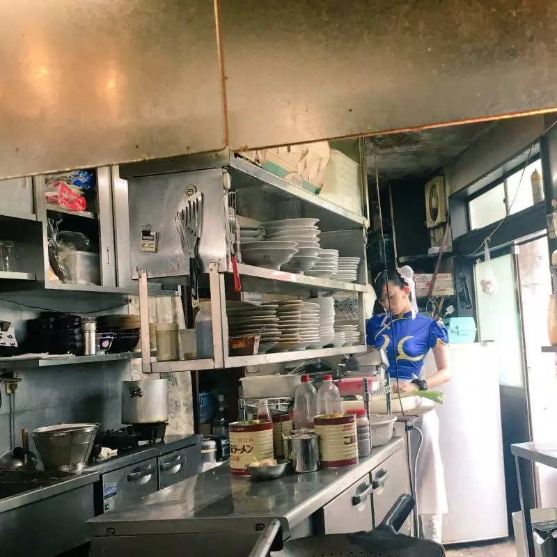中華料理店驚見「春麗外送員」!端菜上桌!