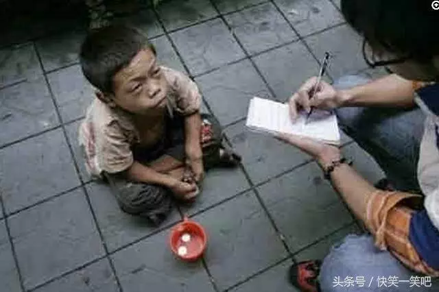 孩子被拐成了乞討殘疾兒,5年後在大街認出了媽媽,可是這位媽媽做了一件讓人心寒的事……