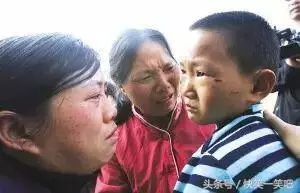 孩子被拐成了乞討殘疾兒,5年後在大街認出了媽媽,可是這位媽媽做了一件讓人心寒的事……