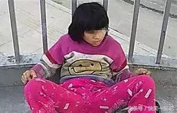 孩子被拐成了乞討殘疾兒,5年後在大街認出了媽媽,可是這位媽媽做了一件讓人心寒的事……