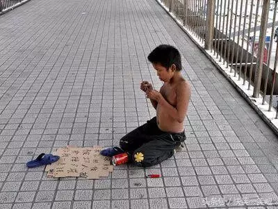 孩子被拐成了乞討殘疾兒,5年後在大街認出了媽媽,可是這位媽媽做了一件讓人心寒的事……