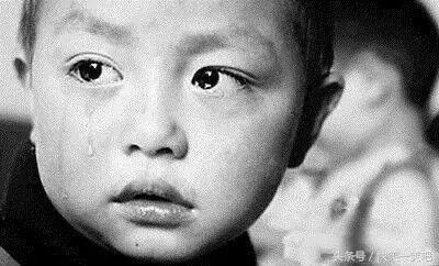 孩子被拐成了乞討殘疾兒,5年後在大街認出了媽媽,可是這位媽媽做了一件讓人心寒的事……