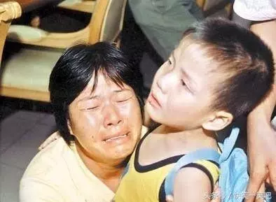 孩子被拐成了乞討殘疾兒,5年後在大街認出了媽媽,可是這位媽媽做了一件讓人心寒的事……