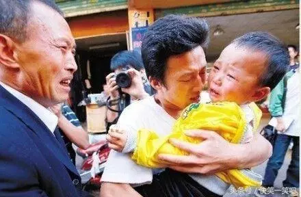 孩子被拐成了乞討殘疾兒,5年後在大街認出了媽媽,可是這位媽媽做了一件讓人心寒的事……