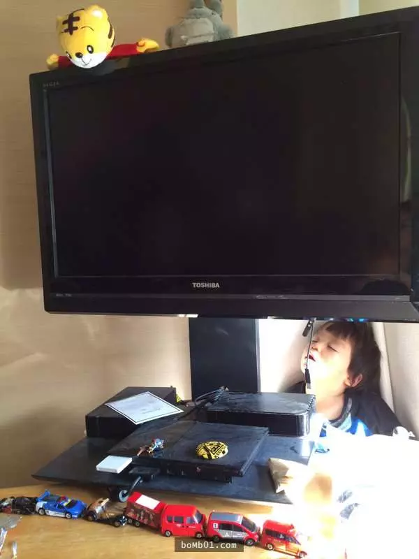 25張讓大家第一眼看到都「誤以為是什麼命案現場」的瞬間斷電寶寶照片。