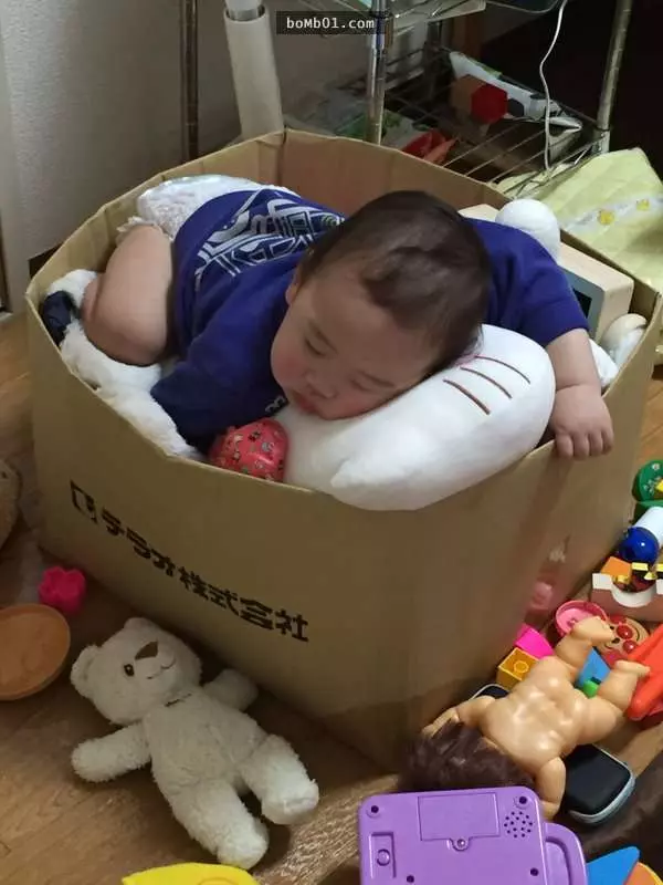 25張讓大家第一眼看到都「誤以為是什麼命案現場」的瞬間斷電寶寶照片。