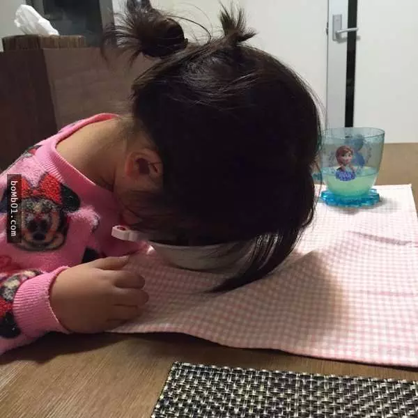 25張讓大家第一眼看到都「誤以為是什麼命案現場」的瞬間斷電寶寶照片。
