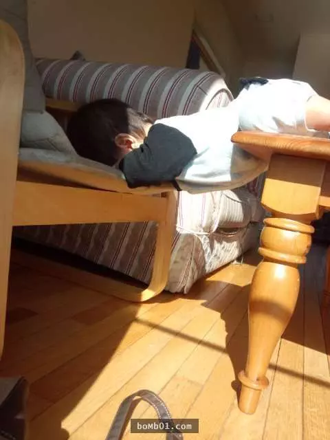 25張讓大家第一眼看到都「誤以為是什麼命案現場」的瞬間斷電寶寶照片。