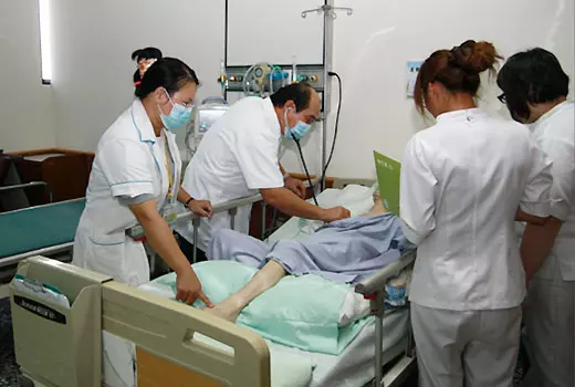 大馬衛生部正式下令:所有醫生和護士之間的內部溝通,必須使用英語或馬來語!