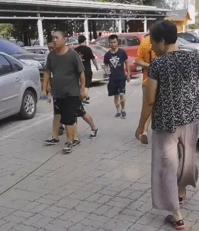 惡犬出街請避讓!網友:這種級別的狗子神獸,這繩子細了點吧……