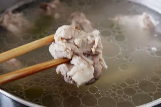 燉排骨你再加三味,湯鮮肉美,還可補氣祛濕、健脾益腎、降秋燥!
