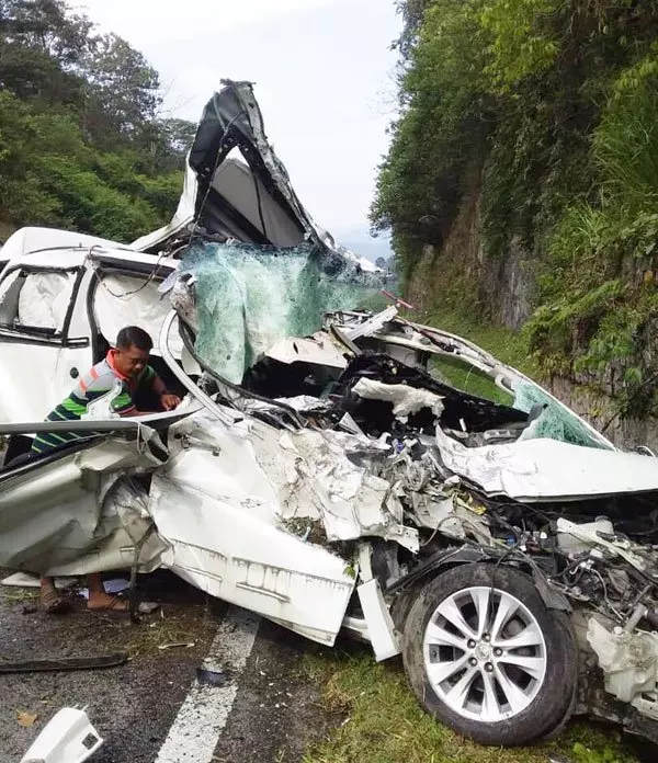 加叻大道休旅車失控撞大道旁-1死6輕重傷