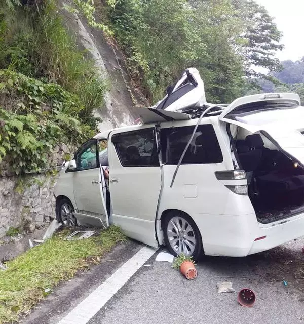 加叻大道休旅車失控撞大道旁-1死6輕重傷