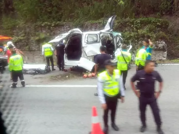 加叻大道休旅車失控撞大道旁-1死6輕重傷