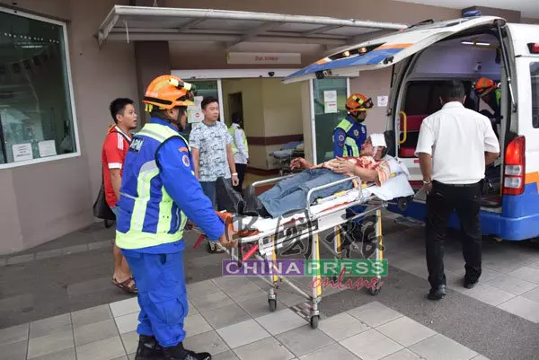 加叻大道休旅車失控撞大道旁-1死6輕重傷