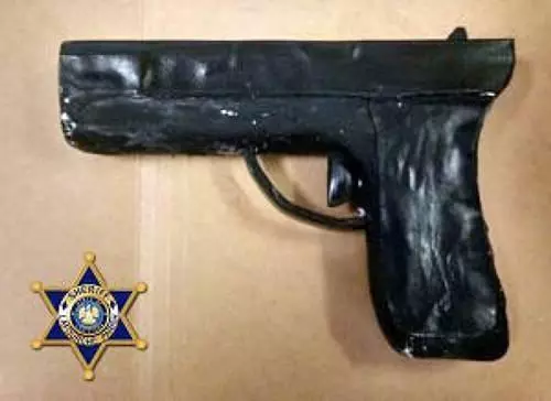 6個「87到連警察都懶得抓」的超天兵逃犯,#5 這種「自製手槍」讓人看了覺得屁股痛痛的‥‥