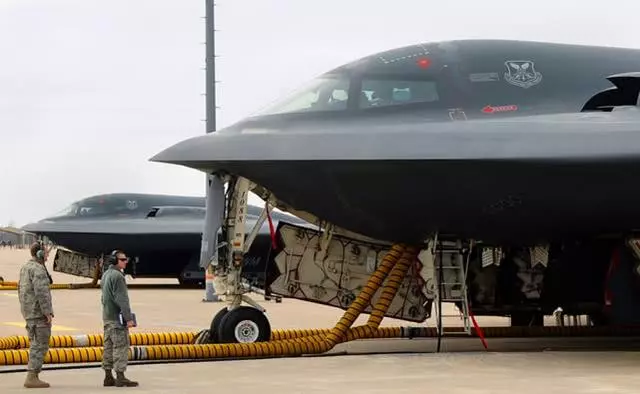 中國軍媒》世界最強大B2轟炸機群靠近周邊了!轟20需加快研製開創新局面
