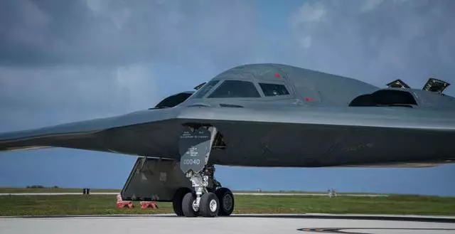 中國軍媒》世界最強大B2轟炸機群靠近周邊了!轟20需加快研製開創新局面