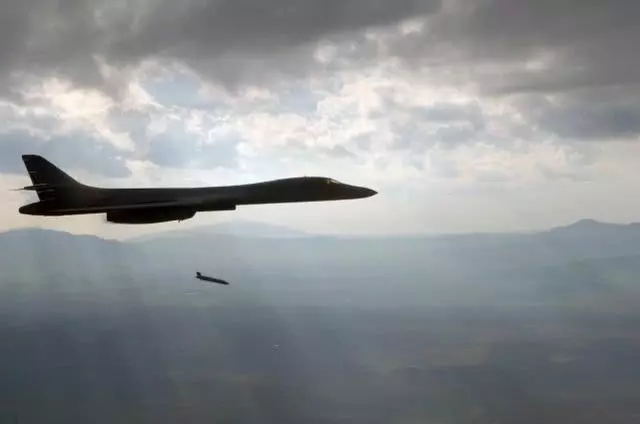 中國軍媒》世界最強大B2轟炸機群靠近周邊了!轟20需加快研製開創新局面
