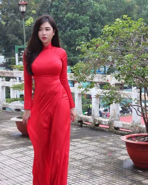白襯衫快不行了...HONDA女業務穿黑窄裙賣車!車主暴動:每天賀成交~