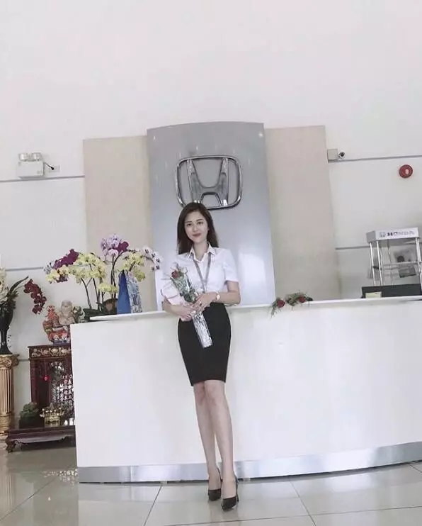 白襯衫快不行了...HONDA女業務穿黑窄裙賣車!車主暴動:每天賀成交~