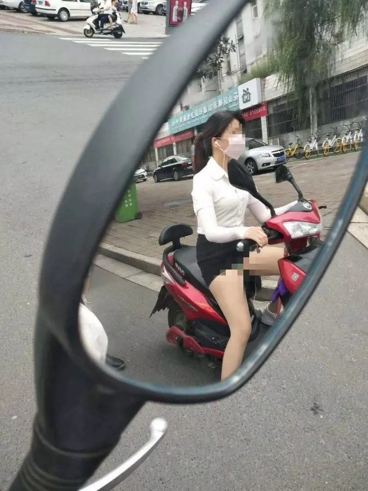 穿窄裙還敢…旁邊女騎士 殊不知「鏡子神反射」!網呼:已上火