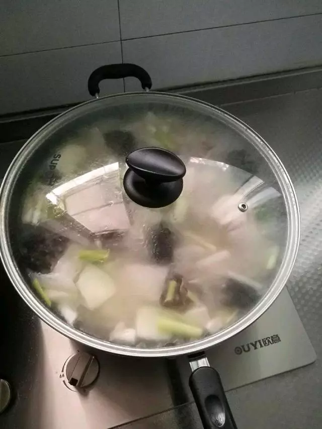 燉「排骨湯」前,要不要炒一下?幸虧我聽了勸,不然煮出來腥味重