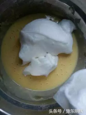 一盒酸奶,兩個雞蛋,鍋里蒸一蒸,輕鬆做出香甜可口的蒸蛋糕!