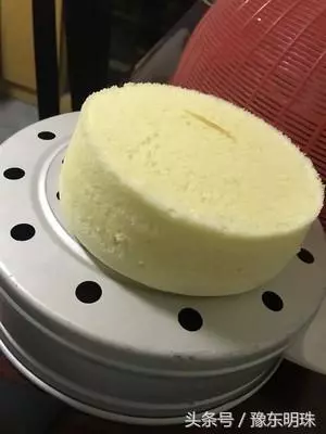 一盒酸奶,兩個雞蛋,鍋里蒸一蒸,輕鬆做出香甜可口的蒸蛋糕!