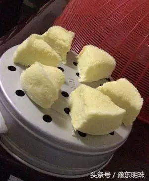 一盒酸奶,兩個雞蛋,鍋里蒸一蒸,輕鬆做出香甜可口的蒸蛋糕!