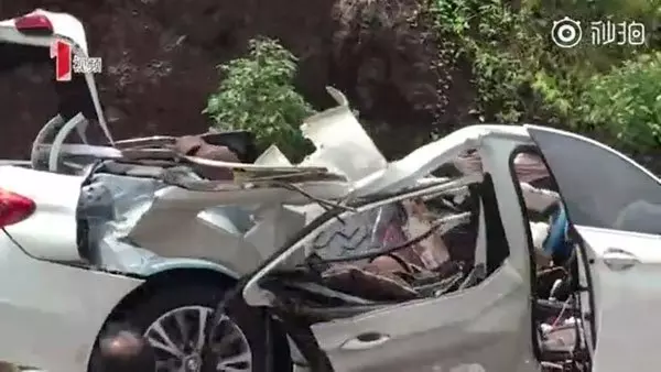 BMW 走山區路，三度被落石砸中，整個車頂凹陷導致兩大一小不幸身亡！RIP！